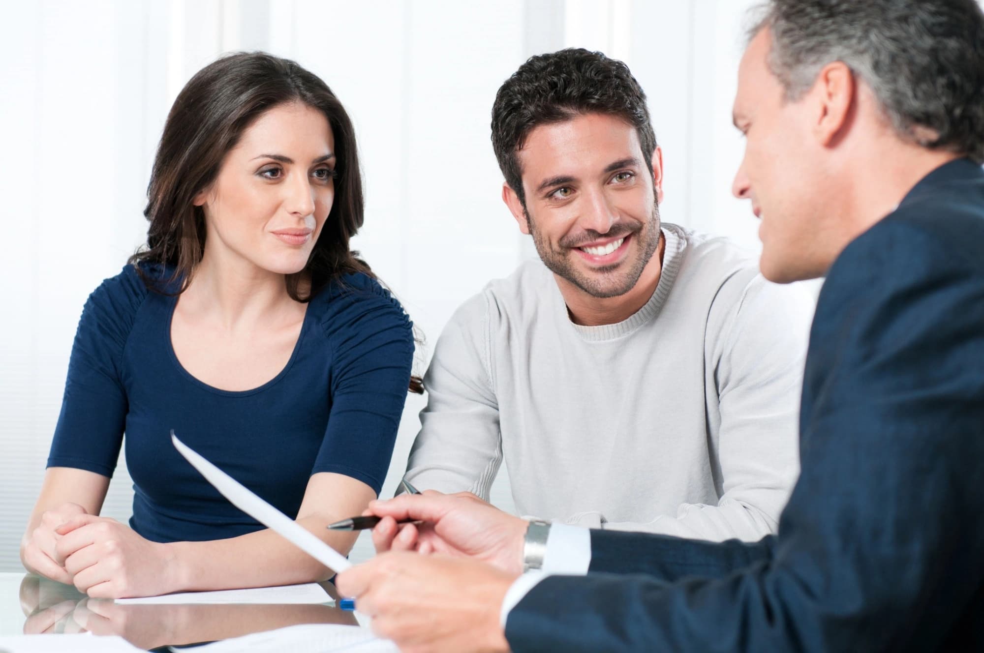 HNW couple working with an advisor to establish a family wealth plan