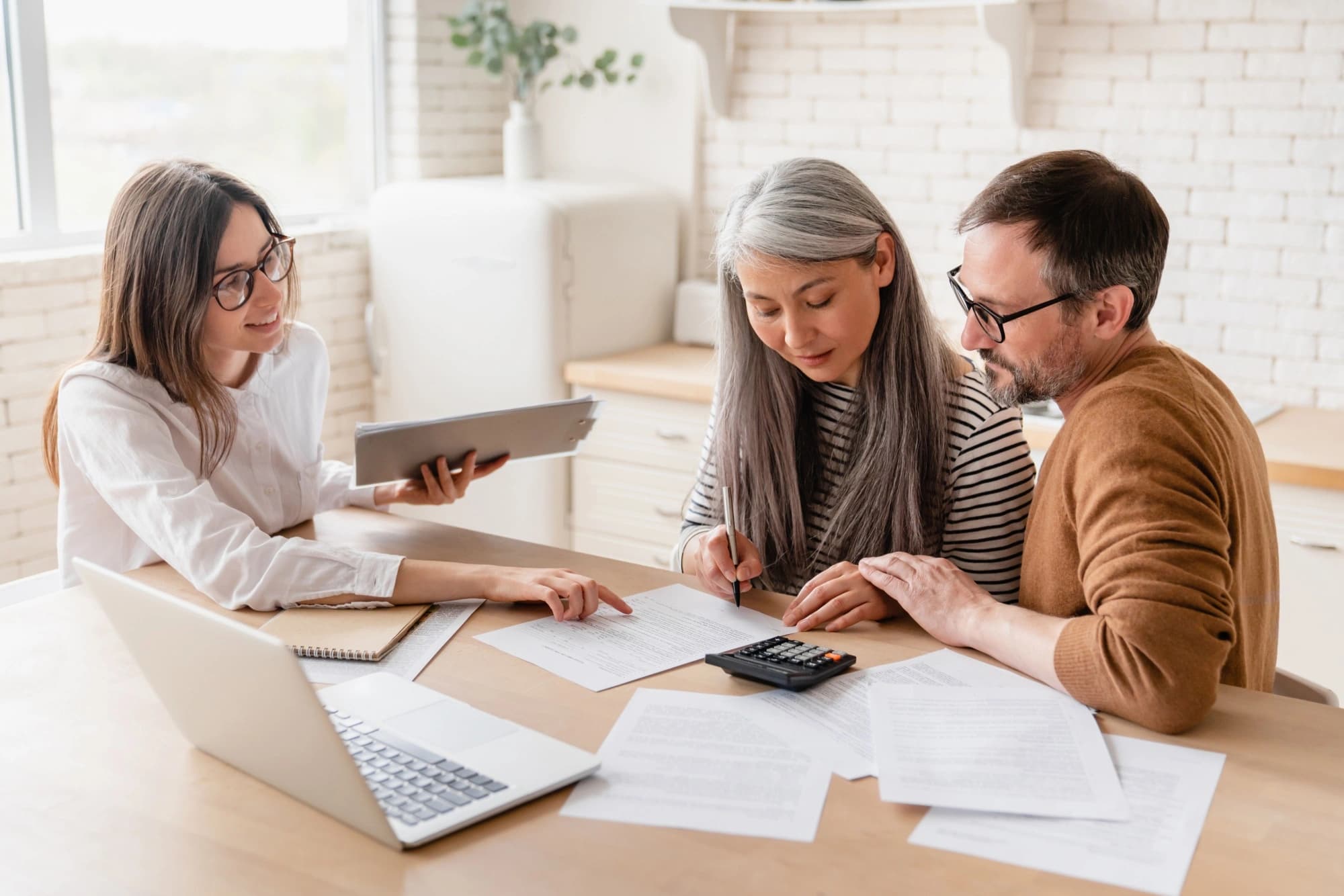 An estate planning advisor meeting with a high-net-worth couple